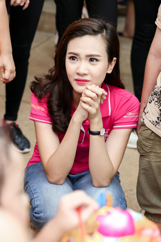 Tân Hoa hậu Đỗ Mỹ Linh vui Trung Thu sớm với trẻ em khuyết tật ảnh 12