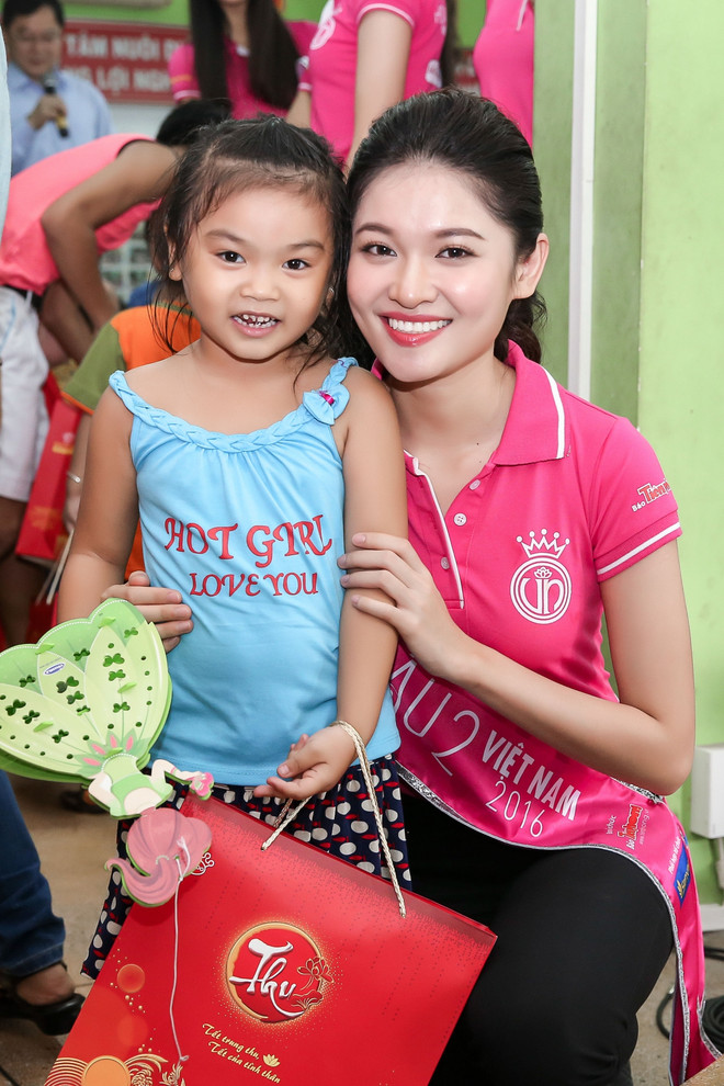 Tân Hoa hậu Đỗ Mỹ Linh vui Trung Thu sớm với trẻ em khuyết tật ảnh 5