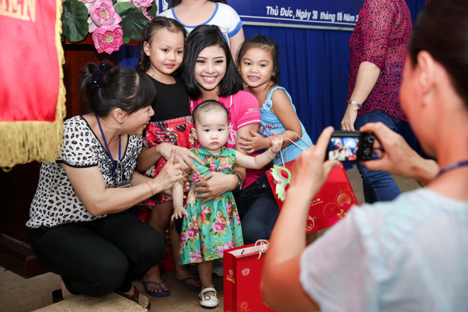 Tân Hoa hậu Đỗ Mỹ Linh vui Trung Thu sớm với trẻ em khuyết tật ảnh 3