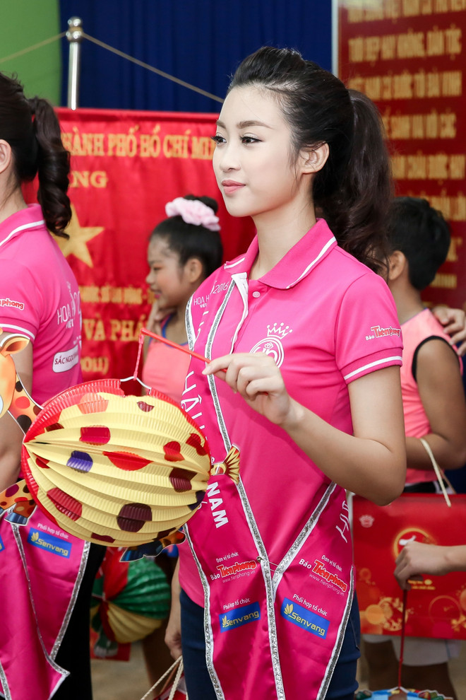 Tân Hoa hậu Đỗ Mỹ Linh vui Trung Thu sớm với trẻ em khuyết tật ảnh 8