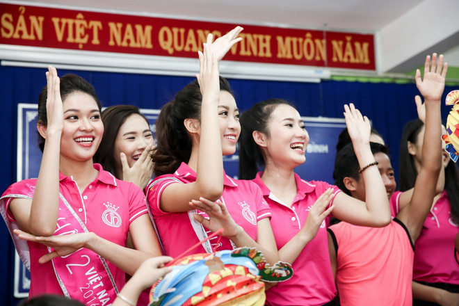 Tân Hoa hậu Đỗ Mỹ Linh vui Trung Thu sớm với trẻ em khuyết tật ảnh 1