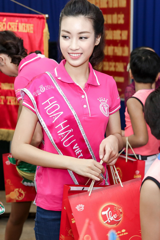 Tân Hoa hậu Đỗ Mỹ Linh vui Trung Thu sớm với trẻ em khuyết tật ảnh 6