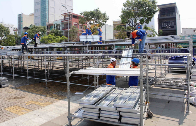 Các khu vực khán đài xem pháo hoa đang được khẩn trương lắp đặt. (Ảnh: Trần Lê Lâm/TTXVN) Lắp đặt khán đài hơn 21.000 chỗ ngồi phục vụ Lễ hội pháo hoa Đà Nẵng ảnh 2