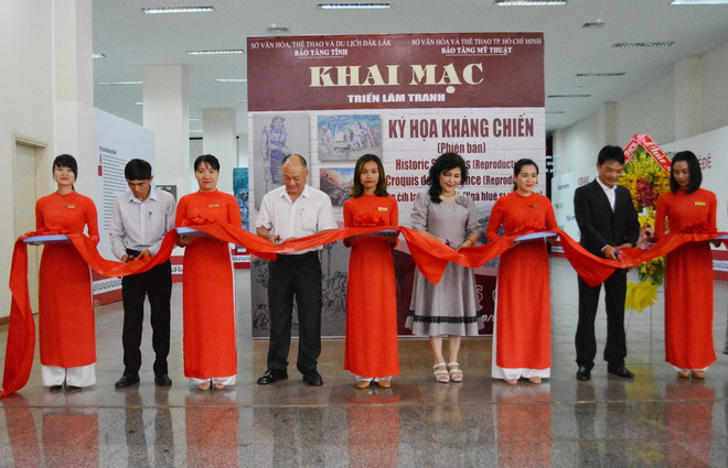 Cắt băng khai mạc triển lãm. (Ảnh: Tuấn Anh/TTXVN) Trưng bày tranh ký họa về chiến trường miền Trung-Tây Nguyên ảnh 1