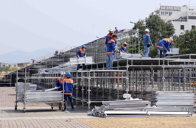 Các khu vực khán đài xem pháo hoa đang được khẩn trương lắp đặt. (Ảnh: Trần Lê Lâm/TTXVN) Lắp đặt khán đài hơn 21.000 chỗ ngồi phục vụ Lễ hội pháo hoa Đà Nẵng ảnh 1
