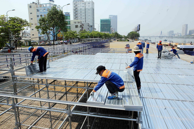 Các khu vực khán đài xem pháo hoa đang được khẩn trương lắp đặt. (Ảnh: Trần Lê Lâm/TTXVN) Lắp đặt khán đài hơn 21.000 chỗ ngồi phục vụ Lễ hội pháo hoa Đà Nẵng ảnh 4