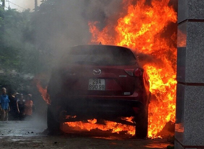 Phú Thọ: Đỗ cạnh đống rác vừa đốt, xe ôtô Mazda CX5 bị cháy rụi ảnh 1