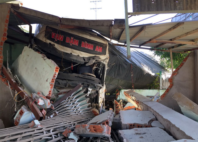 Xe sơmi rơmoóc mất lái gây tai nạn chết người, đâm sập 3 ngôi nhà ảnh 1