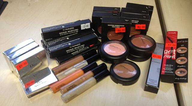 Cảnh sát Campuchia thu giữ hơn 30 tấn mỹ phẩm không rõ nguồn gốc ảnh 1