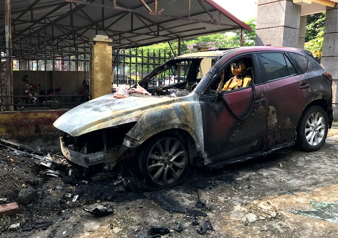Phú Thọ: Đỗ cạnh đống rác vừa đốt, xe ôtô Mazda CX5 bị cháy rụi ảnh 3