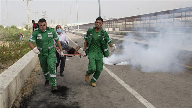 Binh sỹ Israel đấu súng với người Palestine ở thành phố Ramallah ảnh 1