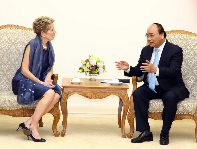 Thủ tướng Nguyễn Xuân Phúc tiếp bà Kathleen Wynne, Thủ hiến bang Ontario (Canada) đang ở thăm và làm việc tại Việt Nam. (Ảnh: Thống Nhất/TTXVN) Thủ tướng mong muốn nhiều doanh nghiệp Canada đầu tư vào Việt Nam ảnh 1