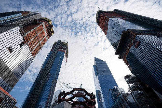 Quang cảnh một công trường xây dựng ở New York, Mỹ. (Nguồn: AFP/TTXVN) Giới phân tích: Nền kinh tế Mỹ sẽ "cất cánh" trong năm 2018 ảnh 1