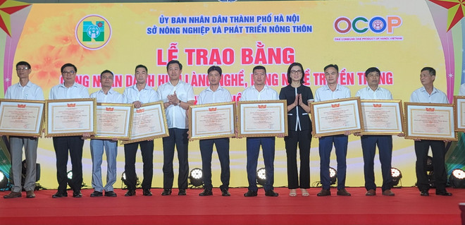Lãnh đạo Sở Nông nghiệp và Phát triển Nông thôn Hà Nội trao bằng công nhận làng nghề, làng nghề truyền thống. (Ảnh: Phương Anh/TTXVN) ttxvn_lang nghe ha noi 3.jpg