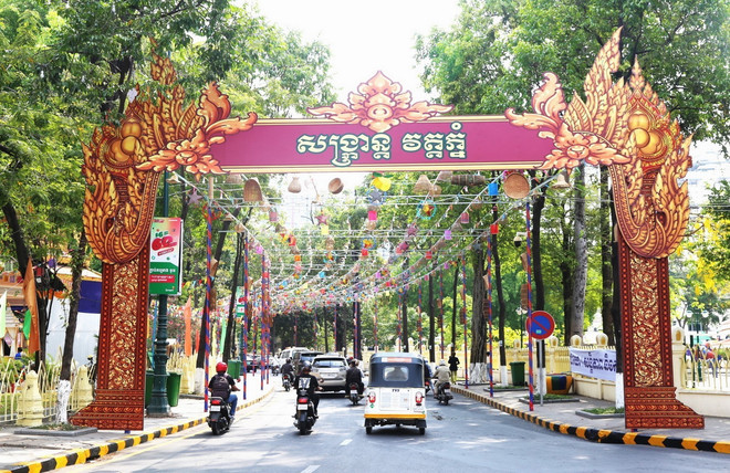 Trong dịp Tết cổ truyền Chôl Chnăm Thmây 2024, thắng cảnh Wat Phnom là một trong 4 địa điểm tổ chức lễ hội Sangkran trên địa bàn thủ đô Phnom Penh. (Ảnh: Hoàng Minh/TTXVN) ttxvn_tet co truyen 2.jpg