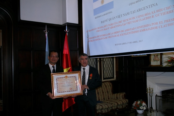 Trao Huân chương Hữu nghị cho cựu Đại sứ Argentina tại Việt Nam ảnh 1