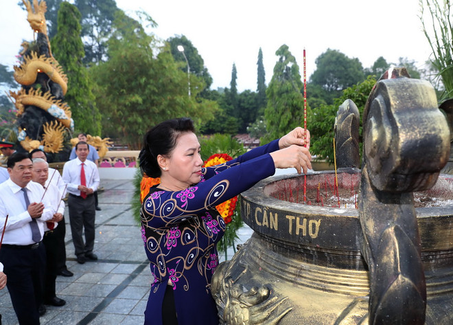 Chủ tịch Quốc hội dự lễ kỷ niệm ngày thống nhất đất nước tại Cần Thơ ảnh 2