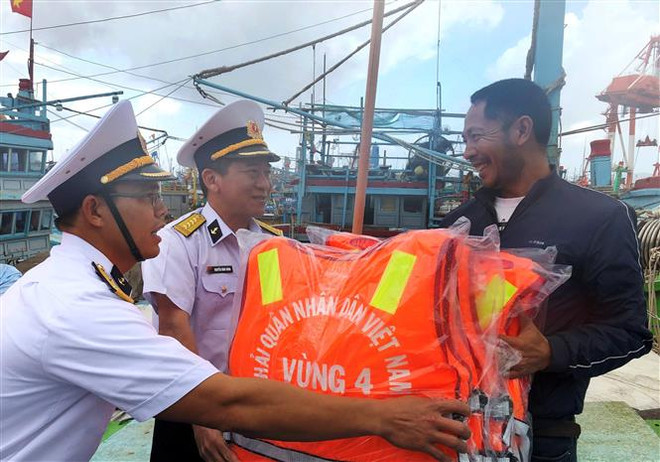 Bộ Tư lệnh Vùng 4 Hải quân tặng quà cho ngư dân Ninh Thuận ảnh 1