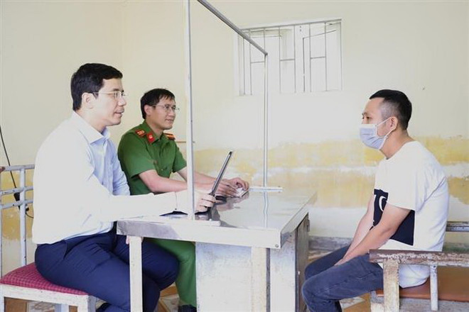 Thượng tá Nguyễn Hồng Phong, Giám đốc Công an tỉnh Hà Tĩnh trực tiếp làm việc với đối tượng cầm đầu đường dây. (Ảnh: TTXVN phát) Hà Tĩnh: Triệt xóa đường dây cá độ bóng đá liên tỉnh quy mô lớn ảnh 1