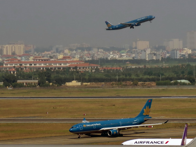 Hơn 70 chuyến bay đến Tân Sơn Nhất bị ảnh hưởng do mưa lớn ảnh 1