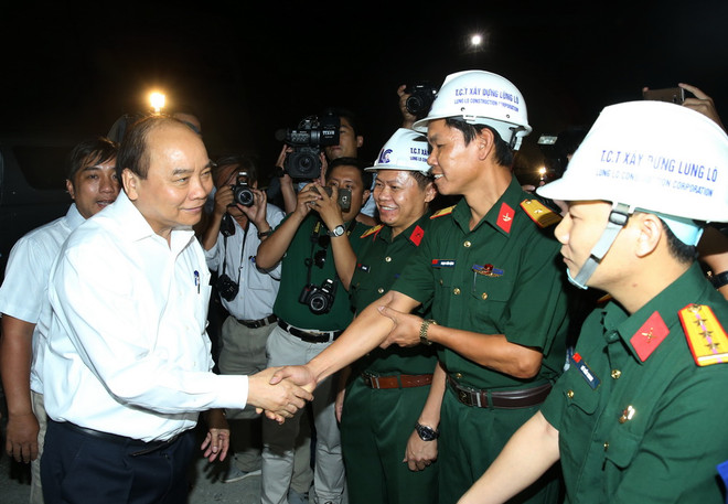 Thủ tướng Nguyễn Xuân Phúc thăm công trường xây dựng hầm Đèo Cả ảnh 1
