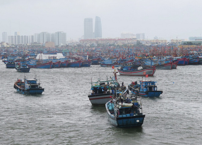 Rãnh thấp gây mưa dông và gió giật mạnh trên khu vực Biển Đông ảnh 1