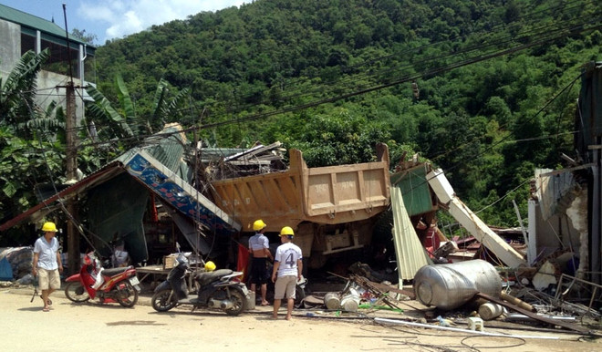 Xe tải đâm sập nhà hàng, một bà mẹ thiệt mạng, con trai nguy kịch ảnh 1