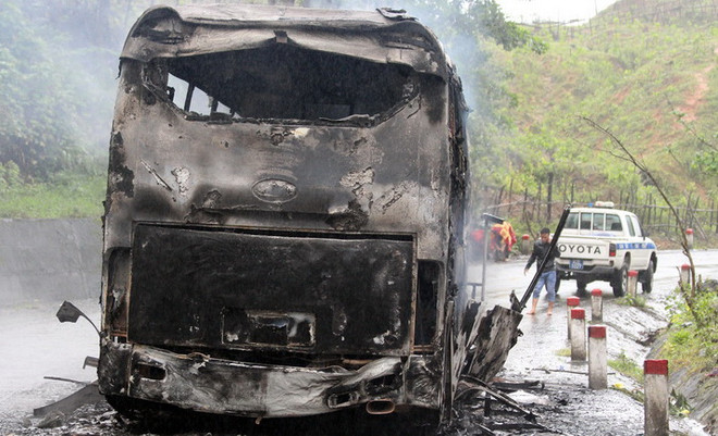 Xe khách bất ngờ cháy rụi, trơ khung sắt trên đường Hồ Chí Minh ảnh 1