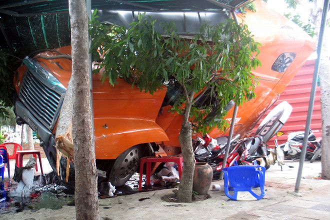 Ninh Thuận: Xe đầu kéo bất ngờ đâm thẳng vào quán càphê đông khách ảnh 2