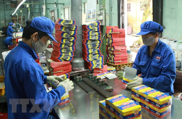 Đóng gói sản phẩm pin R20 tại Công ty Cổ phần Pin Hà Nội (Tập đoàn Hóa chất Việt Nam). (Ảnh: Hoàng Hùng/TTXVN) Ì ạch cổ phần hóa doanh nghiệp nhà nước: Tháo gỡ những nút thắt ảnh 2