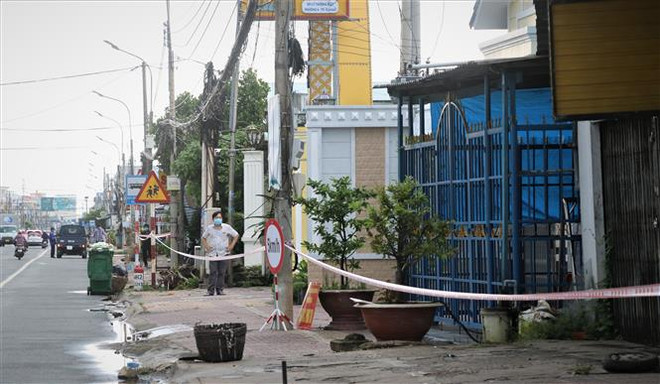 Phường 6, thành phố Cà Mau tiến hành phong tỏa khóm 4 và 5 để phòng chống dịch COVID-19. (Ảnh: Huỳnh Anh/TTXVN) Cà Mau dồn sức để dập dịch COVID-19, thiết lập 'vùng xanh' ảnh 1