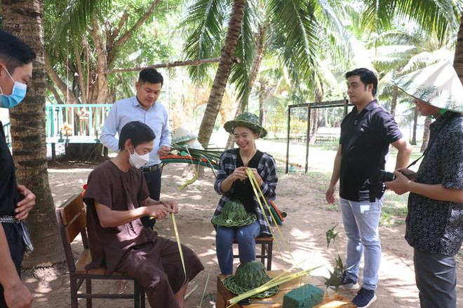 Du khách trải nghiệm du lịch nông trại miệt vườn tại Bến Tre. (Ảnh: Huỳnh Phúc Hậu/TTXVN) Bến Tre xây dựng thêm sản phẩm du lịch đặc trưng của xứ dừa ảnh 2