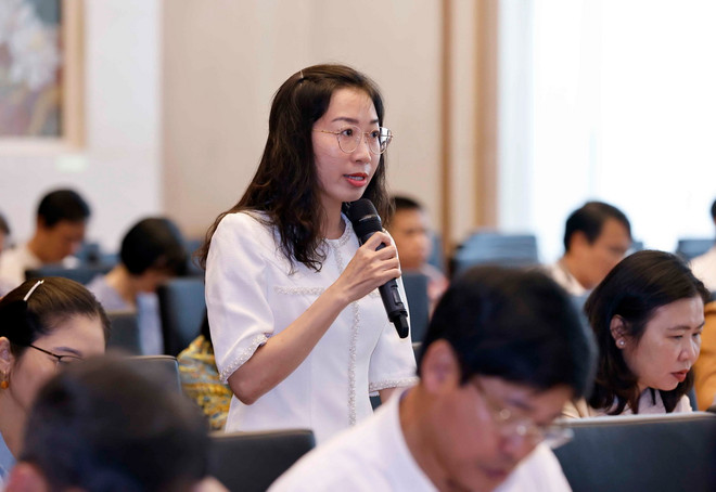 Đại biểu Quốc hội tỉnh Tây Ninh Hoàng Thị Thanh Thúy phát biểu. (Ảnh: Doãn Tấn/TTXVN) ttxvn_dai bieu quoc hoi chuyen trach 3.jpg
