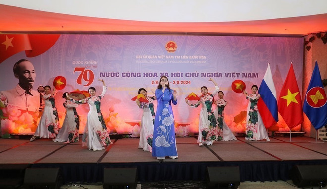 Tiết mục văn nghệ 'Hello Việt Nam' tại buổi lễ. (Ảnh: Lê Quang Vinh/TTXVN) ttxvn_quoc khanh viet nam 3.jpg
