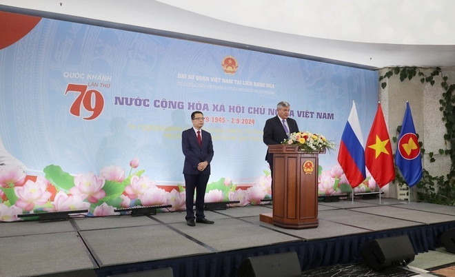 Thứ trưởng Bộ Ngoại giao Nga Andrey Rudenko phát biểu chúc mừng. (Ảnh: Lê Quang Vinh/TTXVN) ttxvn_quoc khanh viet nam 1.jpg
