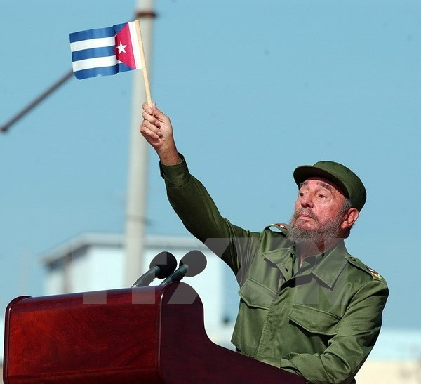 Lãnh tụ Cuba Fidel Castro phát biểu trước hàng nghìn người dân bên ngoài Văn phòng đại diện quyền lợi của Mỹ ở La Habana (Cuba) ngày 21/6/2004. (Nguồn: EPA/TTXVN) Lãnh tụ Cuba Fidel Castro: Người chiến binh của thời đại ảnh 3