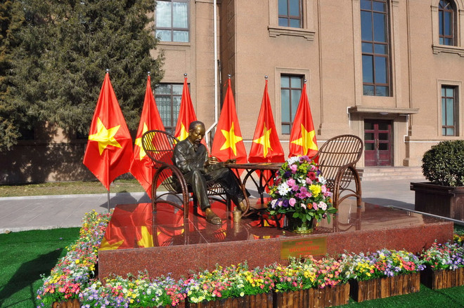 Khánh thành tượng Bác đặt tại Đại sứ quán Việt Nam ở Trung Quốc ảnh 1