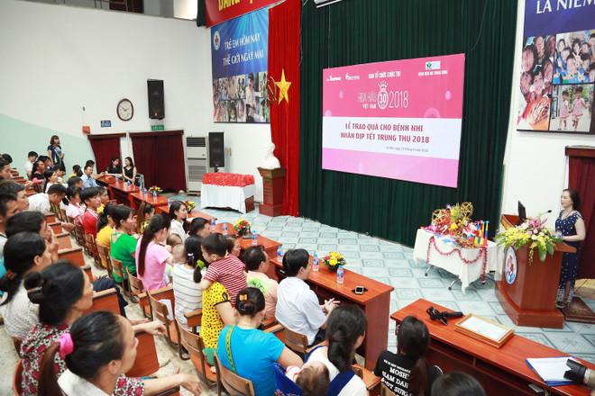 Hoa hậu Nhân ái mang Tết Trung Thu đến với trẻ em viện Nhi ảnh 3