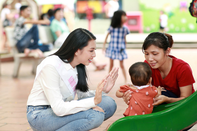 Hoa hậu Nhân ái mang Tết Trung Thu đến với trẻ em viện Nhi ảnh 5