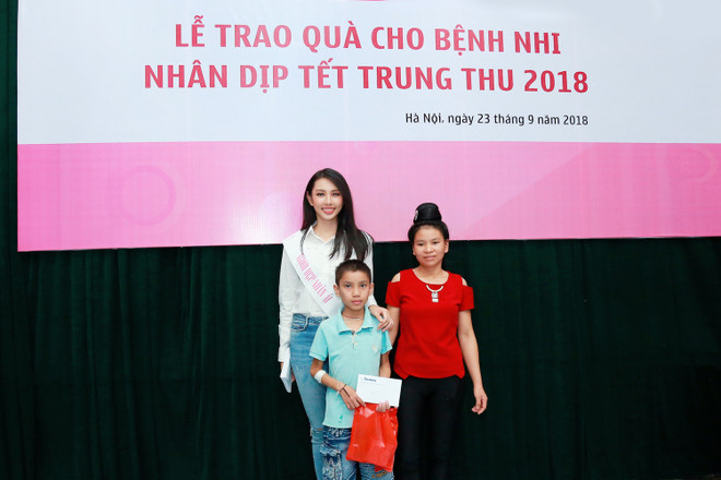 Hoa hậu Nhân ái mang Tết Trung Thu đến với trẻ em viện Nhi ảnh 4