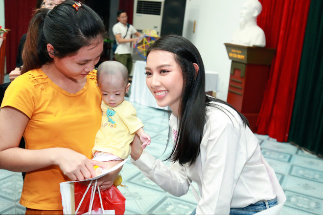 Hoa hậu Nhân ái mang Tết Trung Thu đến với trẻ em viện Nhi ảnh 1