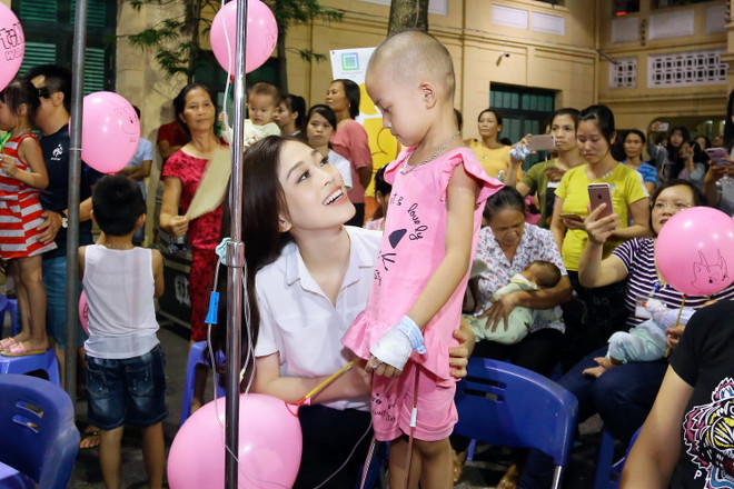 (Ảnh: Trường Nguyễn) Dàn Hoa hậu, Á hậu vào bệnh viện tổ chức Trung Thu cho trẻ em nghèo ảnh 2