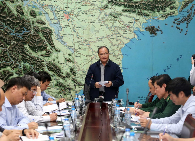 Sơ tán dân khỏi khu vực nguy hiểm, chủ động ứng phó với bão số 14 ảnh 2