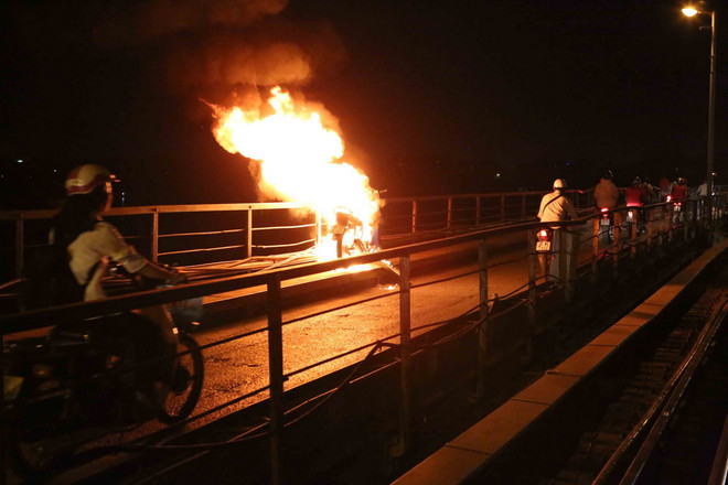 Hà Nội: Lại xảy ra vụ cháy xe máy ngay trên cầu Long Biên ảnh 1