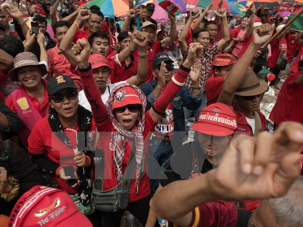 Thái Lan: Thủ lĩnh Áo Vàng và Áo Đỏ "đấu khẩu" trên mạng xã hội ảnh 1