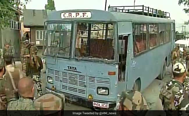 Phiến quân phục kích xe chở lực lượng bán quân sự Ấn Độ ở Kashmir ảnh 1