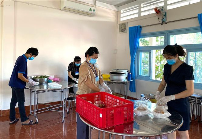 Những bếp ăn nghĩa tình ấm lòng trong mùa dịch ở Vĩnh Long ảnh 2