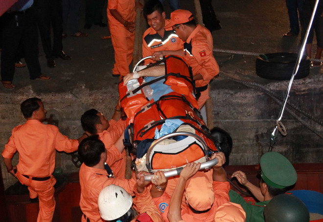 Kịp thời đưa hai thuyền viên bị nạn trên biển vào đất liền điều trị ảnh 1