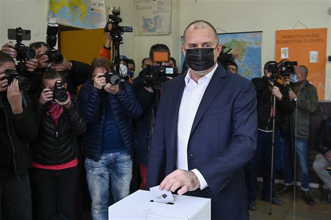 Tổng thống Rumen Radev chiến thắng trong cuộc bầu cử ở Bulgaria ảnh 1