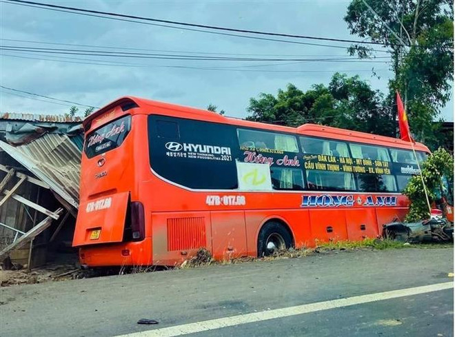 Xe khách giường nằm đâm vào 2 xe gắn máy làm 3 người thương vong ảnh 1